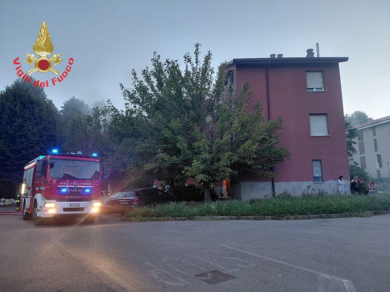 Incendio in un appartamento di Carate: tre feriti, grave una donna
