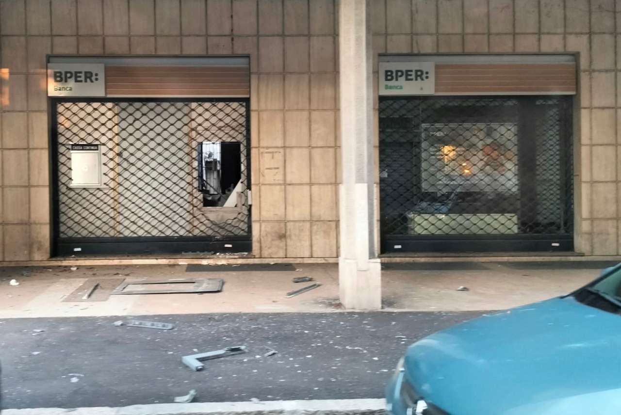 Colpo alla Bper Banca di Cesano Maderno, i ladri fanno esplodere il bancomat
