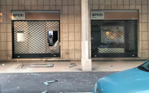 Colpo alla Bper Banca di Cesano Maderno, i ladri fanno esplodere il bancomat