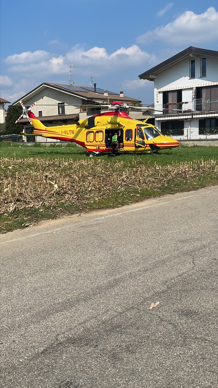 Rimane con la mano incastrata nel macchinario, paura per un 19enne