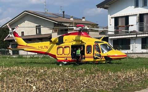 Rimane con la mano incastrata nel macchinario, paura per un 19enne