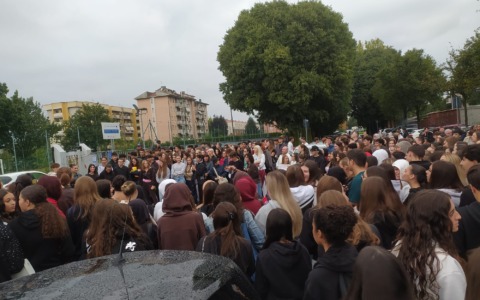 Studenti in protesta al King di Muggiò, in 500 davanti ai cancelli della scuola