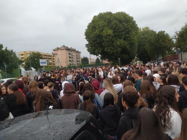 Studenti in protesta al King di Muggiò, in 400 davanti ai cancelli della scuola