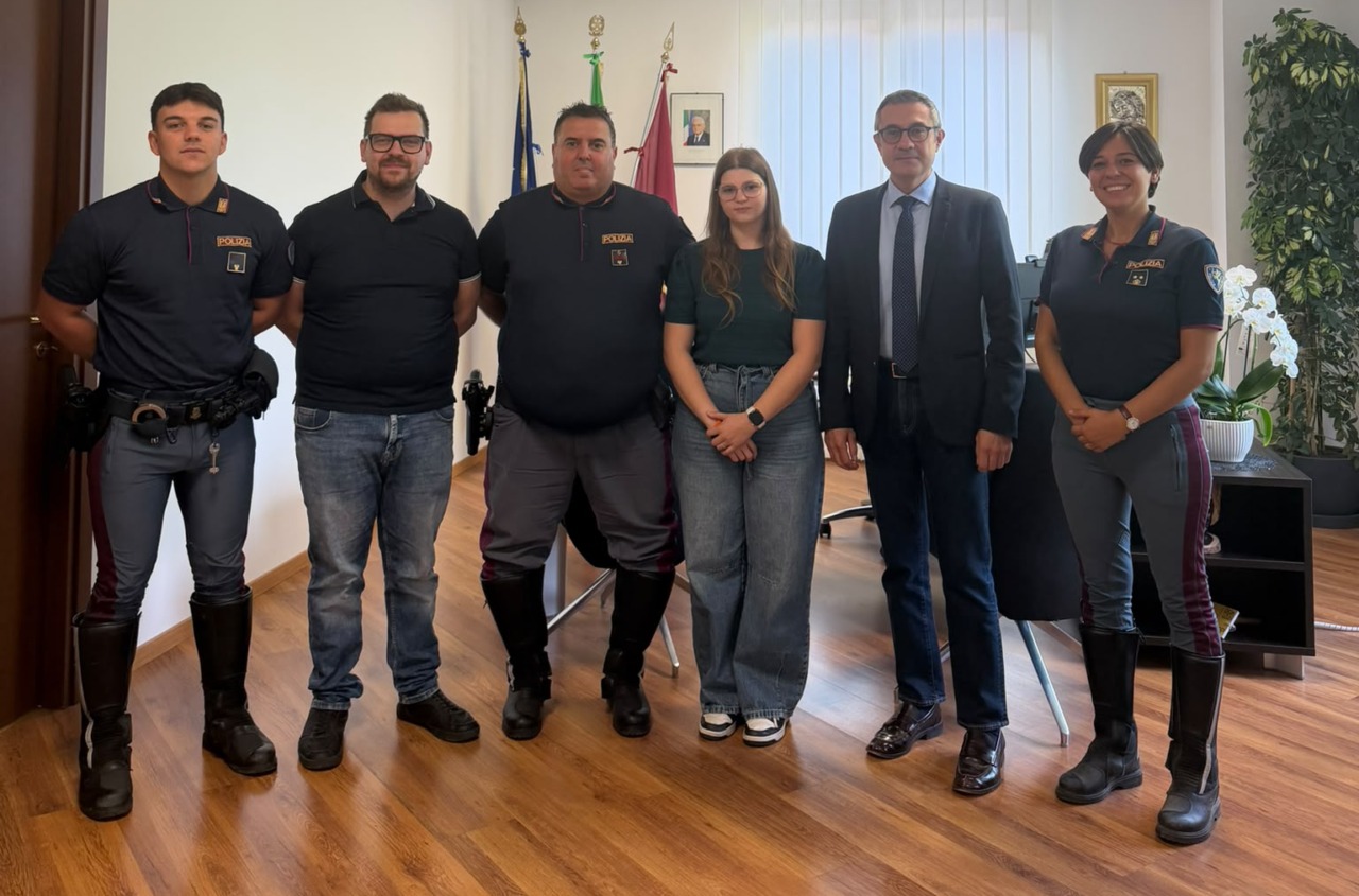 Colto da crisi respiratoria dopo un incidente, salvato da due poliziotti della Stradale