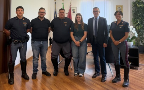 Colto da crisi respiratoria dopo un incidente, salvato da due poliziotti della Stradale