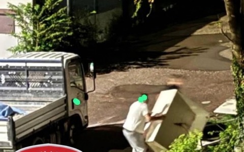 Abbandona illegalmente mobili e altri rifiuti ingombranti