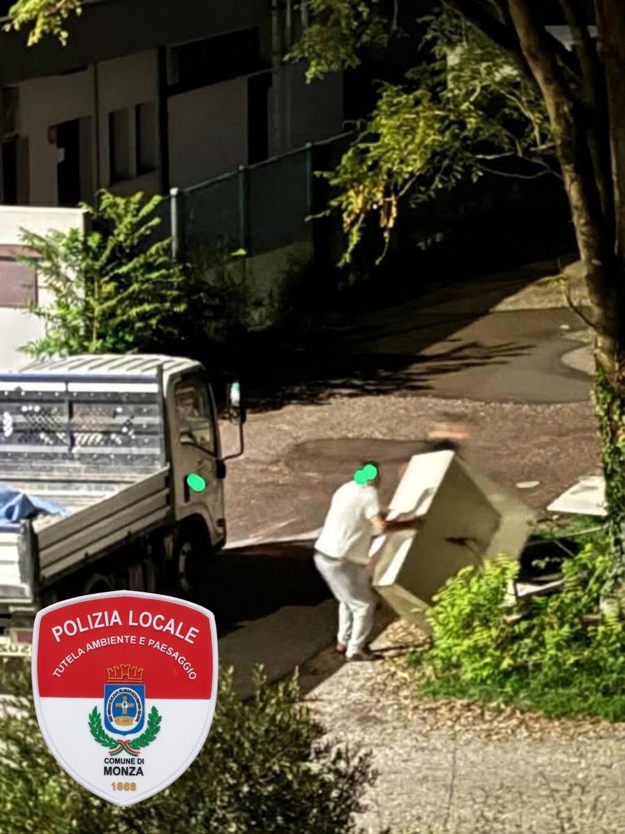 Abbandona illegalmente mobili e altri rifiuti ingombranti