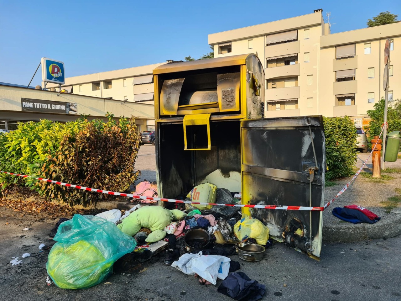 A fuoco un cassonetto degli abiti usati, la Lega:”Non si può attendere il 2027 per rimuoverli”