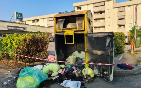 A fuoco un cassonetto degli abiti usati, la Lega:”Non si può attendere il 2027 per rimuoverli”
