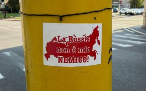 Sticker pro-Russia su un palo di via Matteotti. Per i Radicali è «propaganda del Cremlino»