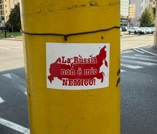 Sticker pro-Russia su un palo di via Matteotti. Per i Radicali è «propaganda del Cremlino»