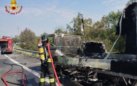 Paura in Tangenziale Nord, prende fuoco un camion postale
