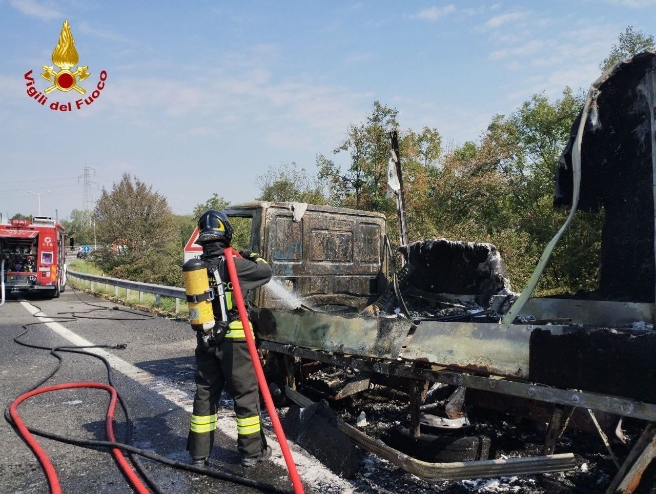 Paura in Tangenziale Nord, prende fuoco un camion postale