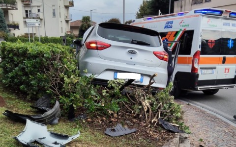 Perde il controllo del suv e finisce sulla rotonda di largo Terragni