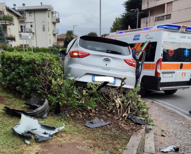 Perde il controllo del suv e finisce sulla rotonda di largo Terragni