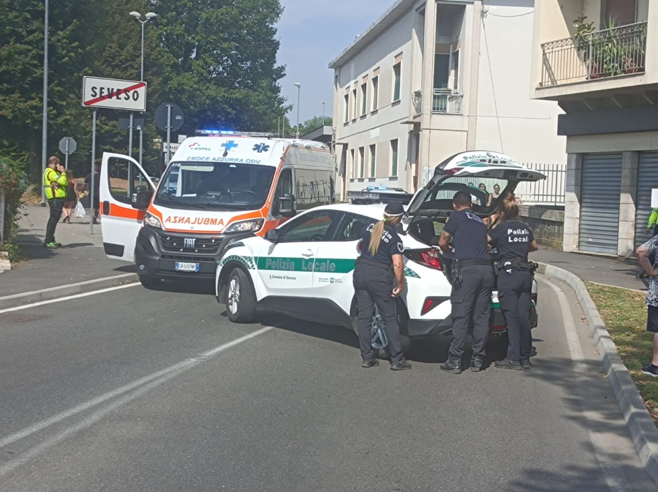 Anziano automobilista investe un pedone, paura per un 18enne
