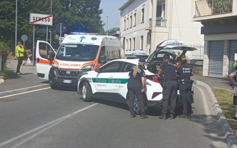 Anziano automobilista investe un pedone, paura per un 18enne