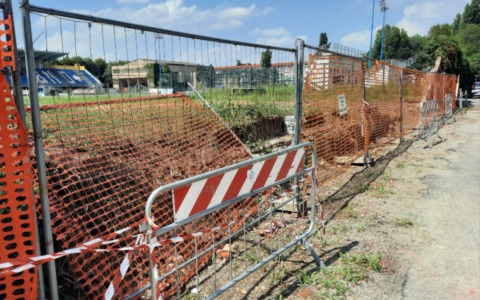Via alla ricostruzione del muro dello stadio abbattuto dal tornado