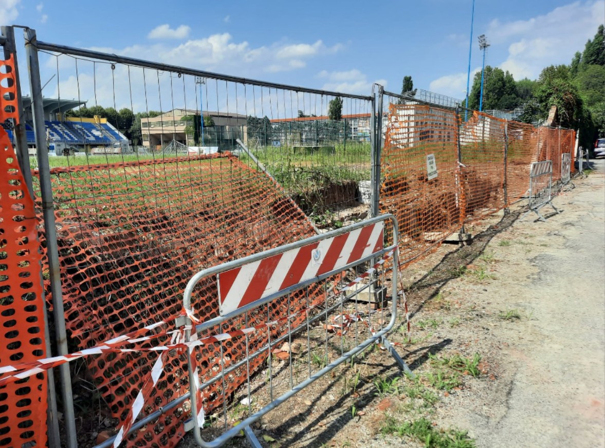 Via alla ricostruzione del muro dello stadio abbattuto dal tornado