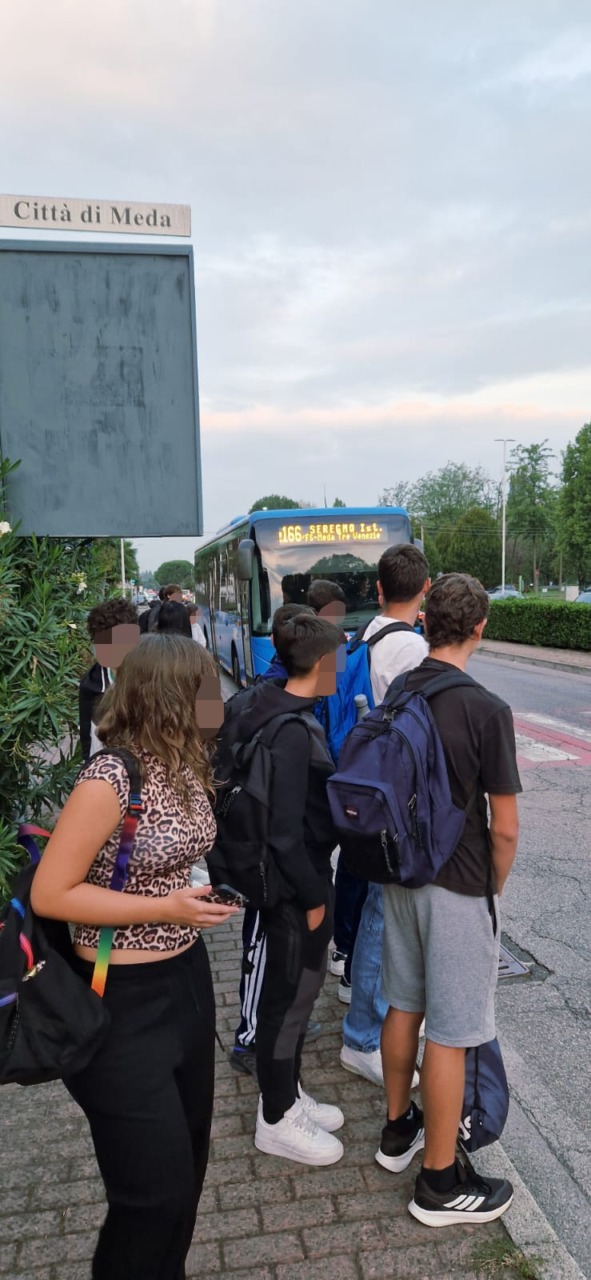 Odissea autobus: studenti lasciati a piedi o stipati come sardine