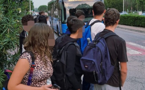 Odissea autobus: studenti lasciati a piedi o stipati come sardine