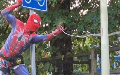 Scoppia la Spiderman-mania: l’Uomo Ragno conquista Lissone