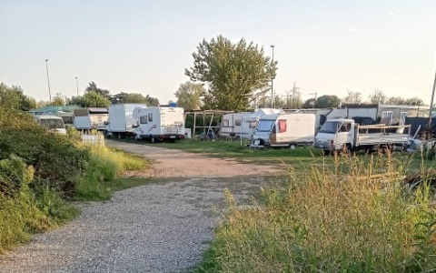 Rifiuti e «sovraffollamento»: la denuncia dell’ex sindaca sul campo nomadi di Lissone