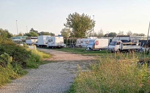 Rifiuti e «sovraffollamento»: la denuncia dell’ex sindaca sul campo nomadi di Lissone