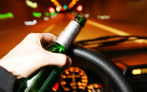 Ubriache fradice si addormentano nell’auto accesa. Salvate (e denunciate) dalla polizia locale