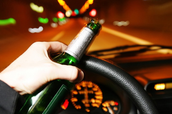 Ubriache fradice si addormentano nell’auto accesa. Salvate (e denunciate) dalla polizia locale