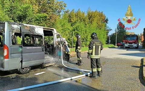 Brucia un furgone per il trasporto sanitario