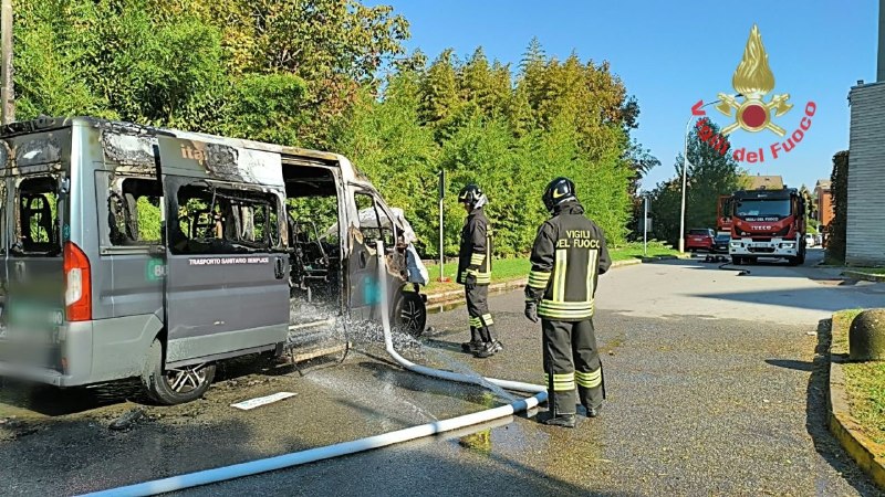 Brucia un furgone per il trasporto sanitario