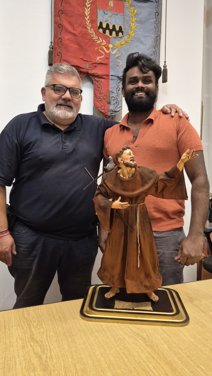 Dal cuore di Napoli alla grazia di San Francesco: la favola dell’artista Dinesh Perera conquista Arcore