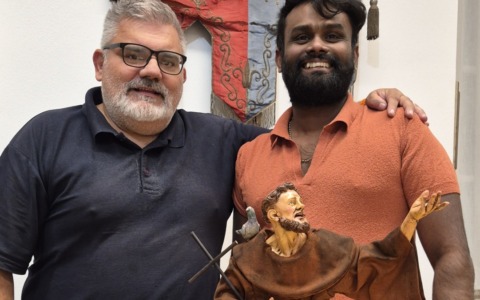 Dal cuore di Napoli alla grazia di San Francesco: la favola dell’artista Dinesh Perera conquista Arcore