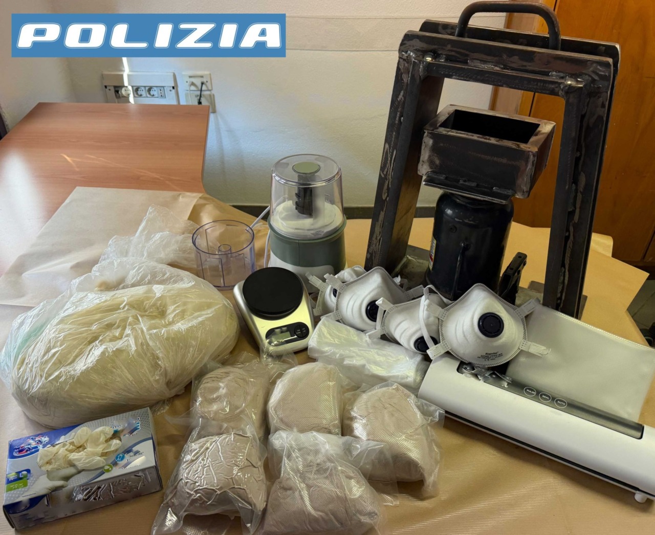 Nel box nascondevano oltre 2 kg di eroina, due pusher arrestati