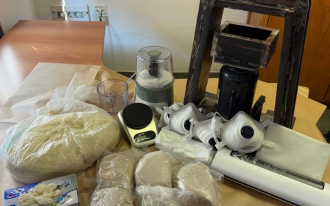 Nel box nascondevano oltre 2 kg di eroina, due pusher arrestati