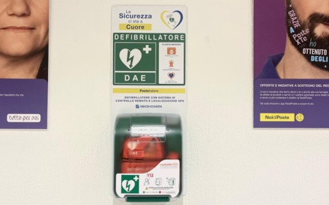 Installati due defibrillatori nelle sedi monzesi di Poste Italiane di corso Milano e via XX Settembre