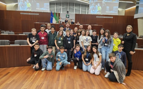 Gli alunni della media Alighieri di Carate in visita a Palazzo Pirelli