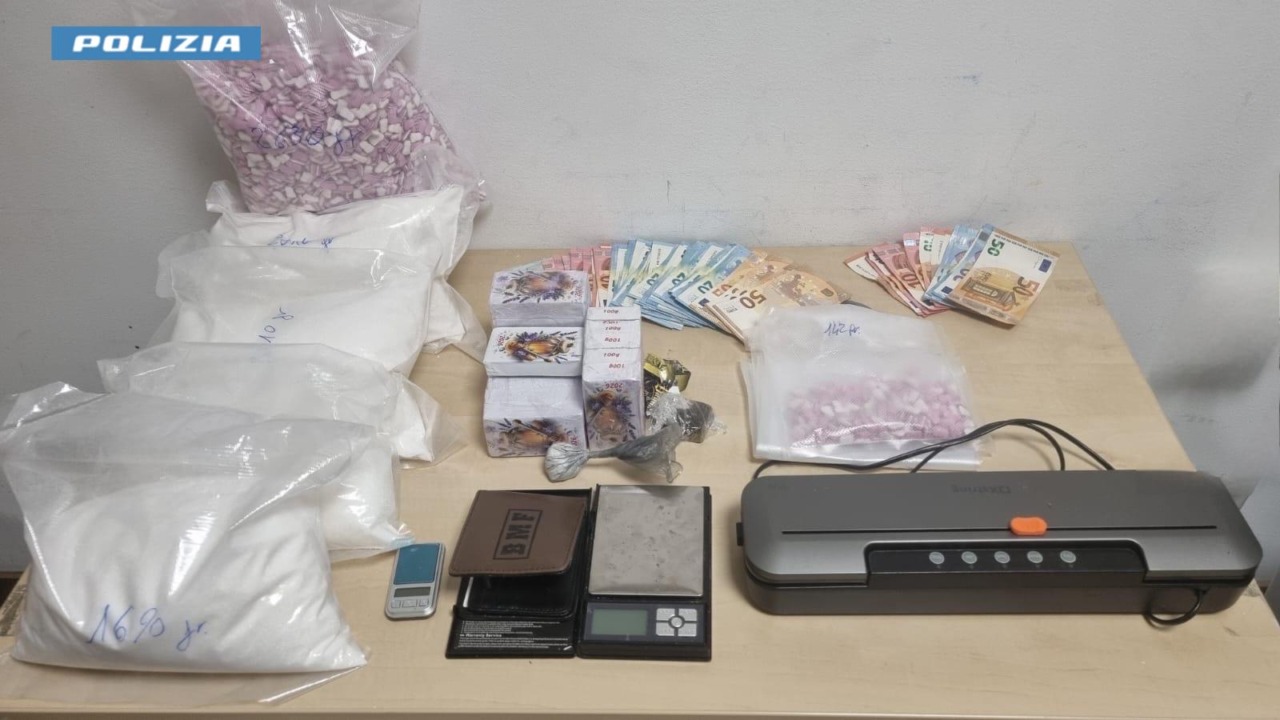 Nella casa di Seregno nascondeva oltre 10 kg di droga: pusher arrestato