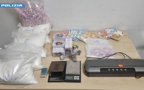 Nella casa di Seregno nascondeva oltre 10 kg di droga: pusher arrestato