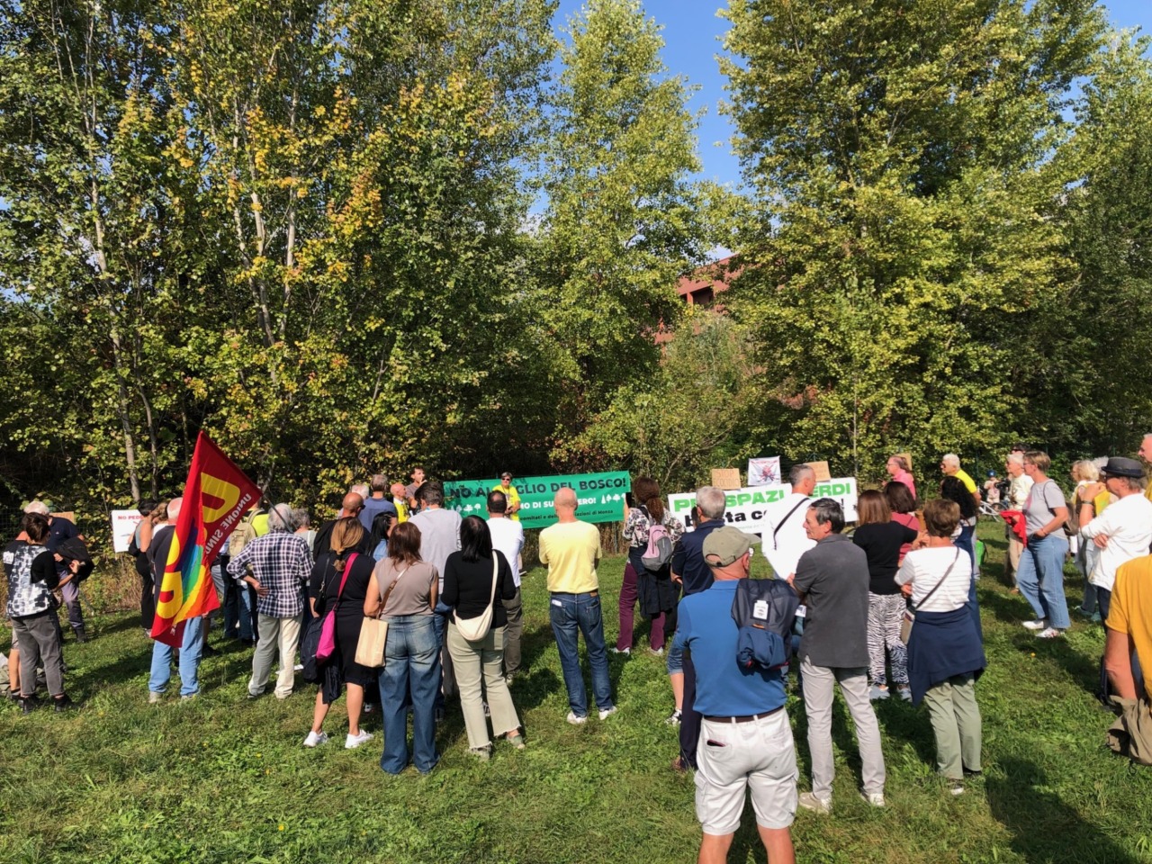«Fate un passo indietro, non cancellate il bosco!». L’appello per salvare il verde all’ex caserma