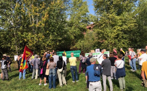 «Fate un passo indietro, non cancellate il bosco!». L’appello per salvare il verde all’ex caserma