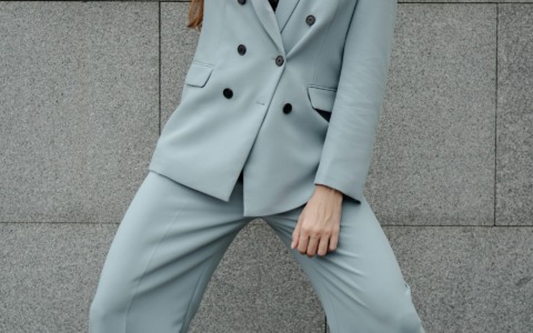 Tailleur per una cerimonia d’autunno: come scegliere colori, abbinamenti e accessori per un evento di giorno o di sera