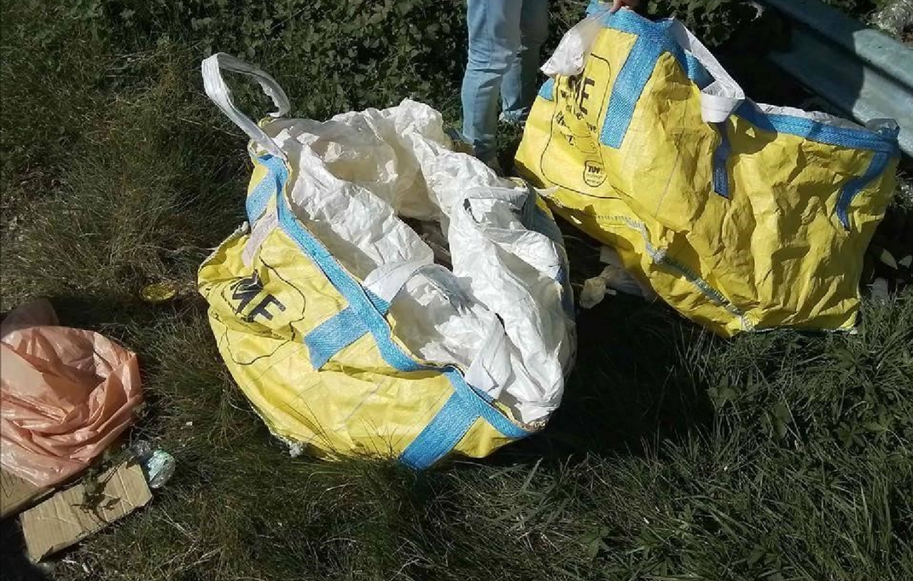 Abbandona i rifiuti in strada: sanzione da 4.500 euro