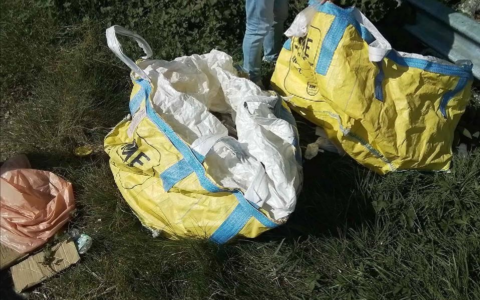 Abbandona i rifiuti in strada: sanzione da 4.500 euro
