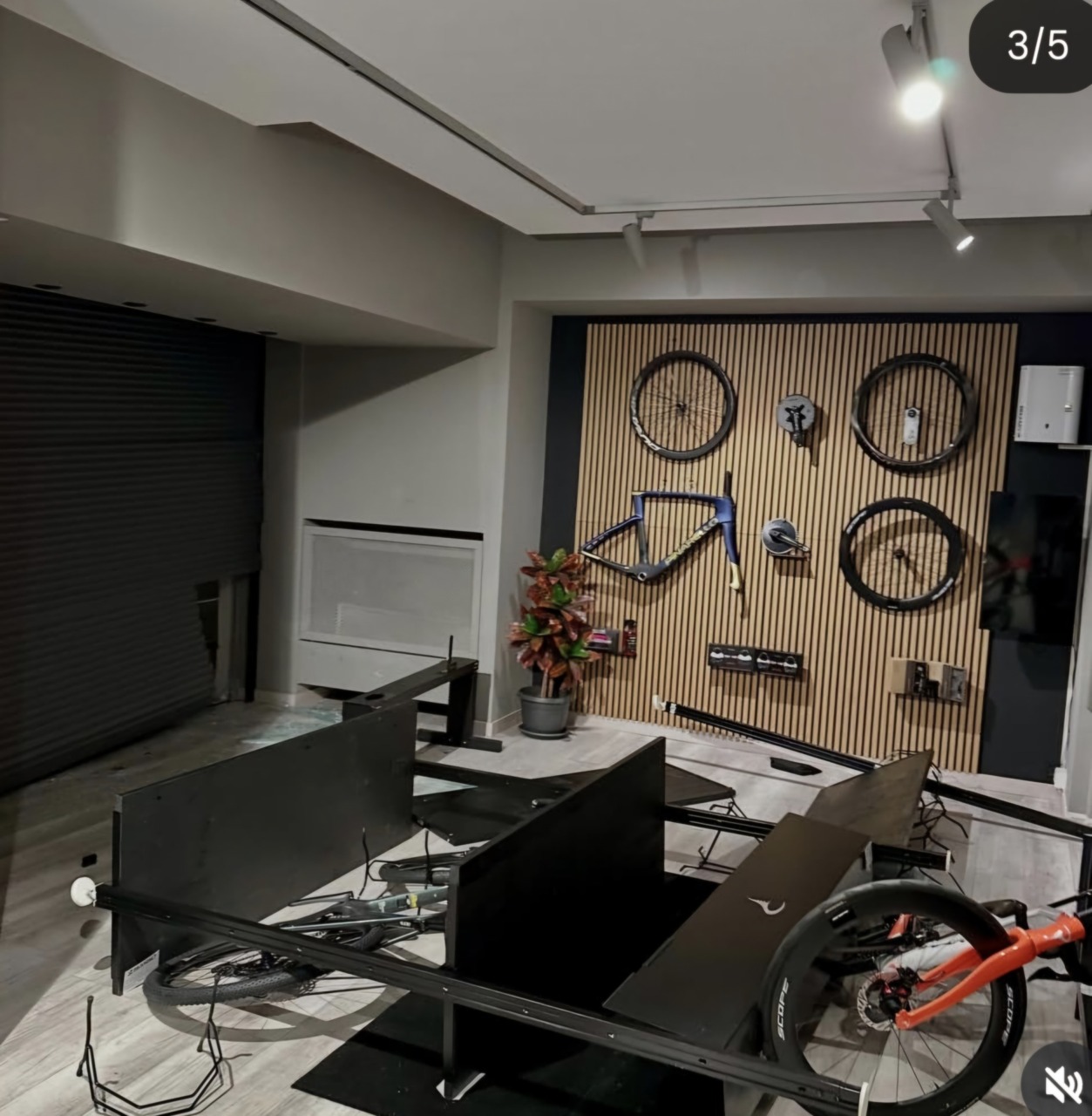 Ennesima devastazione e razzia di bici al  negozio ed officina  di Paina