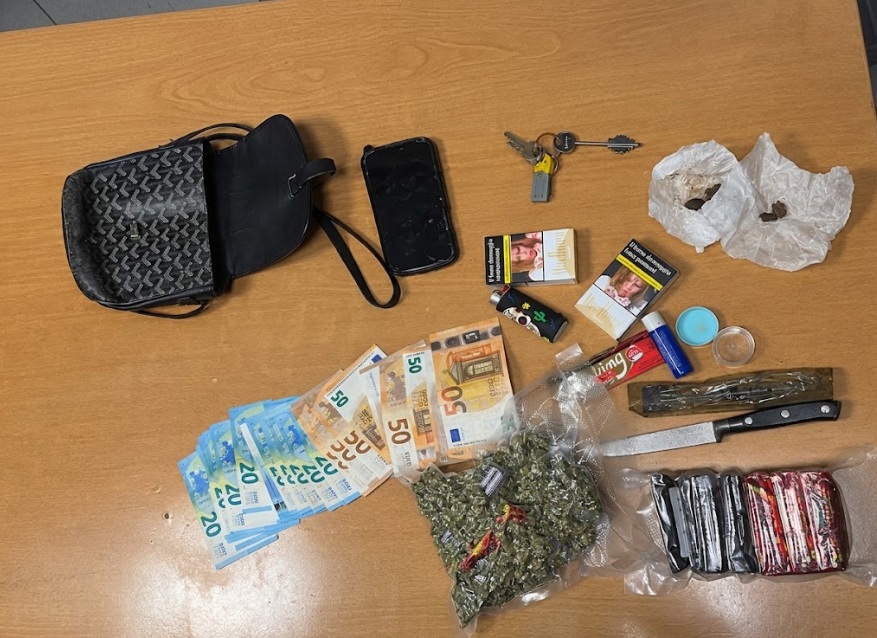 Girava con un chilo di droga e un coltello: pusher arrestato