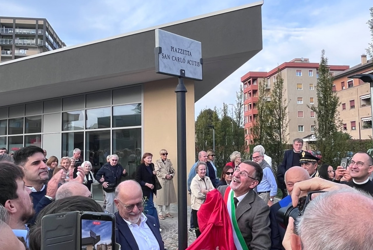 Monza ricorda Carlo Acutis con una nuova piazzetta: «Una storia che parla a tutti»