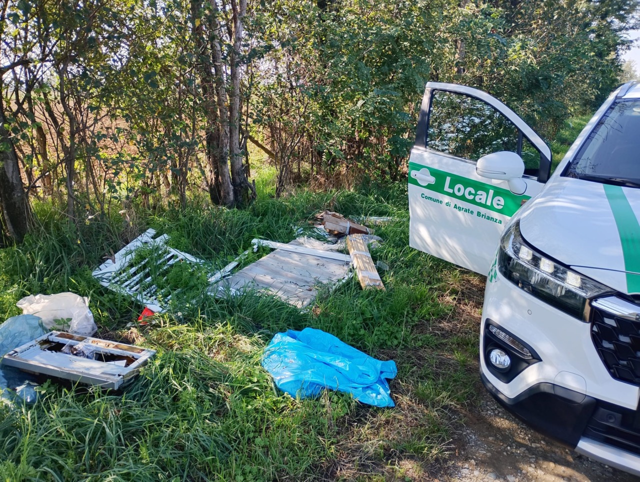 Colti sul fatto mentre si sbarazzano dei rifiuti, denuncia e maxi sanzione