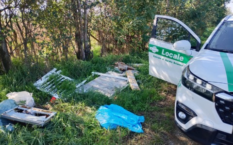 Colti sul fatto mentre si sbarazzano dei rifiuti, denuncia e maxi sanzione